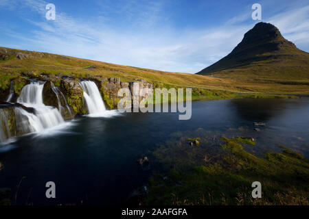 Kirkjufellsa kirkjufellsfoss Wasserfall auf dem Fluss im Hintergrund Mount Kirkjufell im Norden der Halbinsel Snaefellsnes im Westen Islands entfernt Stockfoto