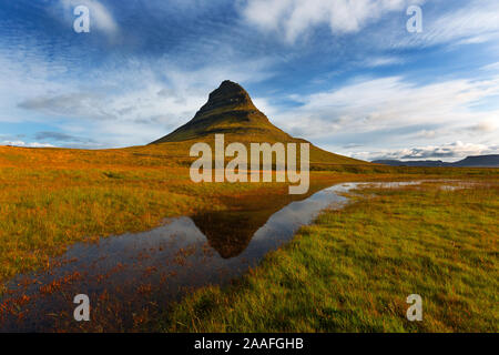 Die Kirkjufellsa Fluss im Hintergrund Mount Kirkjufell im Norden der Halbinsel Snaefellsnes im Westen Islands entfernt Stockfoto