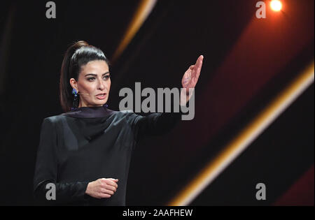 Baden Baden, Deutschland. Nov, 2019 21. Linda Zervakis, TV-Moderatorin die Laudatio am 71. Bambi Verleihung im Festspielhaus für den Bambi in der Kategorie "Unsere Erde". Die Bambi-Medienpreis wurde vom Burda-Verlag seit 1948 ausgezeichnet. Es ehrt erfolgreiche und beliebte Berühmtheiten. Credit: Sebastian Gollnow/dpa/Alamy leben Nachrichten Stockfoto