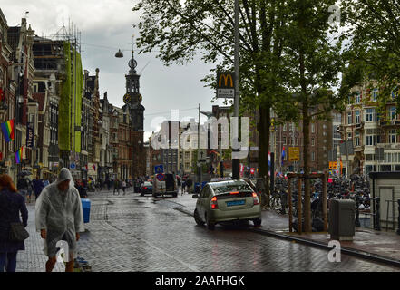 Amsterdam, Holland. August 2019. Die Minze Turm dient als Bezugspunkt in der Altstadt. Auch aus der Ferne zeichnet sich aus und macht sich bekannt. Stockfoto