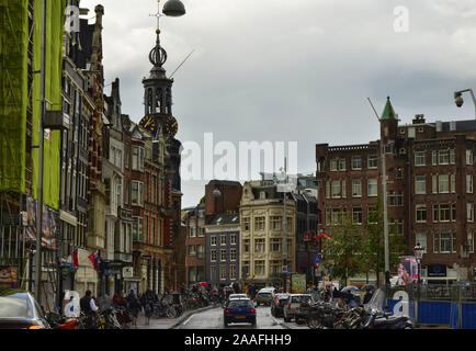 Amsterdam, Holland. August 2019. Die Minze Turm dient als Bezugspunkt in der Altstadt. Auch aus der Ferne zeichnet sich aus und macht sich bekannt. Stockfoto