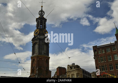 Amsterdam, Holland. August 2019. Die Minze Turm dient als Bezugspunkt in der Altstadt. Auch aus der Ferne zeichnet sich aus und macht sich bekannt. Stockfoto