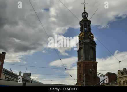 Amsterdam, Holland. August 2019. Die Minze Turm dient als Bezugspunkt in der Altstadt. Auch aus der Ferne zeichnet sich aus und macht sich bekannt. Stockfoto