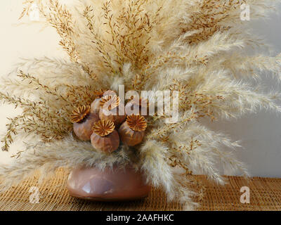 Getrocknete Blumen in einem Schuh mit pampagras mit Hochzeit Schuh und getrocknete Blumen als Andenken Stockfoto