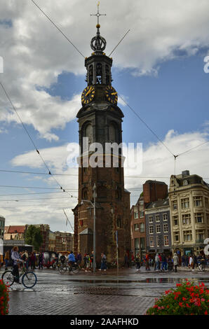 Amsterdam, Holland. August 2019. Die Minze Turm dient als Bezugspunkt in der Altstadt. Auch aus der Ferne zeichnet sich aus und macht sich bekannt. Stockfoto