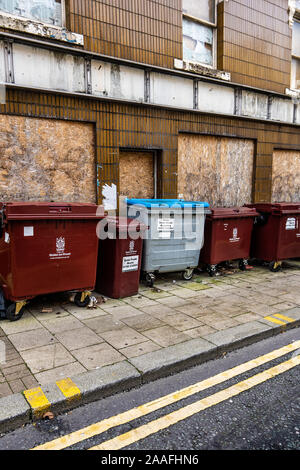 Recycling bins von Unternehmen in der Innenstadt von Hanley, Stoke-on-Trent, unansehnlich und eine Verwirrung auf der Landschaft, Abfallwirtschaft Stockfoto