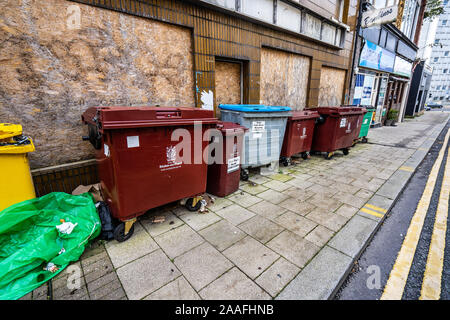 Recycling bins von Unternehmen in der Innenstadt von Hanley, Stoke-on-Trent, unansehnlich und eine Verwirrung auf der Landschaft, Abfallwirtschaft Stockfoto