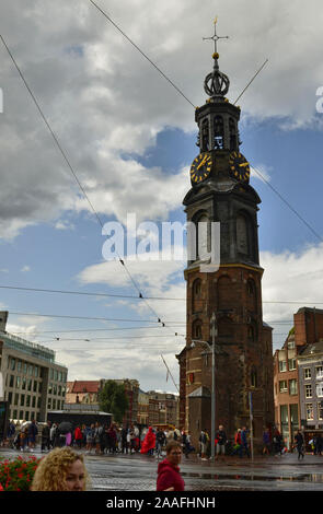 Amsterdam, Holland. August 2019. Die Minze Turm dient als Bezugspunkt in der Altstadt. Auch aus der Ferne zeichnet sich aus und macht sich bekannt. Stockfoto