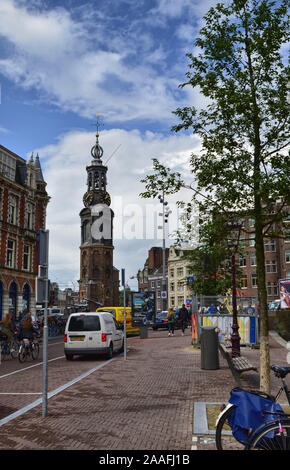 Amsterdam, Holland. August 2019. Die Minze Turm dient als Bezugspunkt in der Altstadt. Auch aus der Ferne zeichnet sich aus und macht sich bekannt. Stockfoto