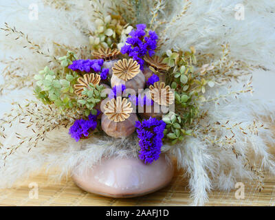 Getrocknete Blumen in einem Schuh mit pampagras mit Hochzeit Schuh und getrocknete Blumen als Andenken Stockfoto