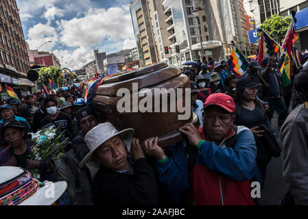 La Paz, Bolivien. Nov, 2019 21. Unterstützer der zurueckgetretenen Bolivianische Staatschef Morales tragen einen Sarg mit der sterblichen Überreste der Opfer der jüngsten gewalttätigen Auseinandersetzungen und bis zum Ende des gegenwärtigen Übergangsregierung verlangen. Morales trat unter dem Druck des Militärs und der Polizei nach internationaler Beobachter ihn von Wahlbetrug im Oktober 20 Präsidentenwahl vorgeworfen. Credit: Marcelo Perez del Carpio/dpa/Alamy leben Nachrichten Stockfoto