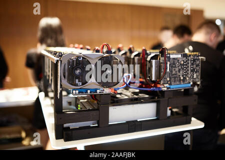 Crypto Währung des Astraleums Mining Equipment rig - viele GPU-Karten auf dem Mainboard. Graphics Processing Units verbunden mit Kabeln auf der Hauptplatine. Server Stockfoto