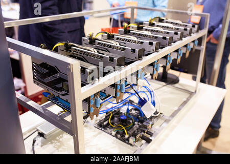 Crypto Währung des Astraleums Mining Equipment rig - viele GPU-Karten auf dem Mainboard. Graphics Processing Units verbunden mit Kabeln auf der Hauptplatine. Server Stockfoto