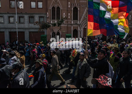 La Paz, Bolivien. Nov, 2019 21. Unterstützer der zurueckgetretenen Bolivianische Staatschef Morales tragen einen Sarg mit der sterblichen Überreste der Opfer der jüngsten gewalttätigen Auseinandersetzungen und bis zum Ende des gegenwärtigen Übergangsregierung verlangen. Morales trat unter dem Druck des Militärs und der Polizei nach internationaler Beobachter ihn von Wahlbetrug im Oktober 20 Präsidentenwahl vorgeworfen. Credit: Marcelo Perez del Carpio/dpa/Alamy leben Nachrichten Stockfoto