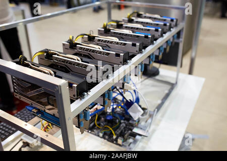 Crypto Währung des Astraleums Mining Equipment rig - viele GPU-Karten auf dem Mainboard. Graphics Processing Units verbunden mit Kabeln auf der Hauptplatine. Server Stockfoto