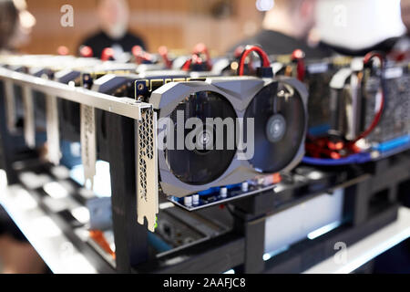 Crypto Währung des Astraleums Mining Equipment rig - viele GPU-Karten auf dem Mainboard. Graphics Processing Units verbunden mit Kabeln auf der Hauptplatine. Server Stockfoto