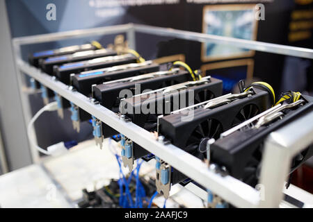 Crypto Währung des Astraleums Mining Equipment rig - viele GPU-Karten auf dem Mainboard. Graphics Processing Units verbunden mit Kabeln auf der Hauptplatine. Server Stockfoto