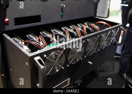 Crypto Währung des Astraleums Mining Equipment rig - viele GPU-Karten auf dem Mainboard. Graphics Processing Units verbunden mit Kabeln auf der Hauptplatine. Server Stockfoto