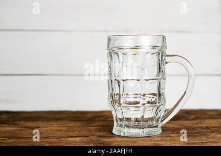 Leere Pint Bier auf hölzernen Tisch. Platz kopieren Stockfoto