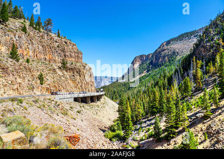 Autos fahren auf Grand Loop Road durch Golden Gate Canyon am Kingman Pass in der nordwestlichen Region des Yellowstone National Park, Wyoming, USA. Stockfoto