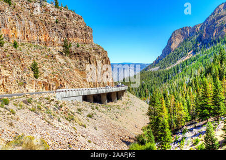 Autos fahren auf Grand Loop Road durch Golden Gate Canyon am Kingman Pass in der nordwestlichen Region des Yellowstone National Park, Wyoming, USA. Stockfoto