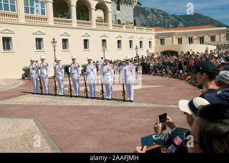 Die Wachablösung mit Publikum Princes Palace Monte Carlo Monaco Stockfoto