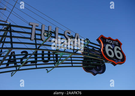 Über Route 66 in Tulsa, Oklahoma Zeichen Stockfoto