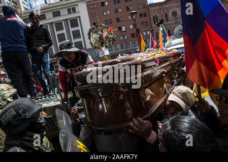 La Paz, Bolivien. Nov, 2019 21. Unterstützer der zurueckgetretenen Bolivianische Staatschef Morales tragen einen Sarg mit der sterblichen Überreste der Opfer der jüngsten gewalttätigen Auseinandersetzungen und bis zum Ende des gegenwärtigen Übergangsregierung verlangen. Morales trat unter dem Druck des Militärs und der Polizei nach internationaler Beobachter ihn von Wahlbetrug im Oktober 20 Präsidentenwahl vorgeworfen. Credit: Marcelo Perez del Carpio/dpa/Alamy leben Nachrichten Stockfoto