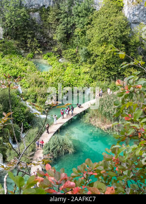 Kroatien. Mittel Kroatien. Nationalpark Plitvicer Seen. September 16, 2013. Touristen auf Gehwege zu den Teichen und Wasserfällen der Plitvicer Seen Nati Stockfoto