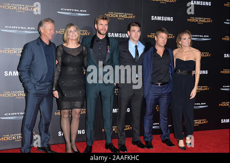 LOS ANGELES, Ca - 16. NOVEMBER 2015: Schauspieler Liam Hemsworth (3. von links), Lukas Hemsworth (2. von rechts) & Eltern & Familie bei der Premiere von Liam's Film "The Hunger Games: mockingjay - Teil 2' © 2015 Paul Smith/Featureflash Stockfoto