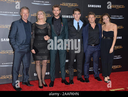 LOS ANGELES, Ca - 16. NOVEMBER 2015: Schauspieler Liam Hemsworth (3. von links), Lukas Hemsworth (2. von rechts) & Eltern & Familie bei der Premiere von Liam's Film "The Hunger Games: mockingjay - Teil 2' © 2015 Paul Smith/Featureflash Stockfoto