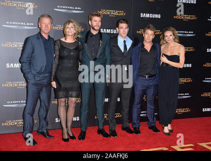 LOS ANGELES, Ca - 16. NOVEMBER 2015: Schauspieler Liam Hemsworth (3. von links), Lukas Hemsworth (2. von rechts) & Eltern & Familie bei der Premiere von Liam's Film "The Hunger Games: mockingjay - Teil 2' © 2015 Paul Smith/Featureflash Stockfoto