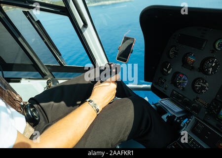 Avionik Steuergeräten im Hubschrauber Taxi in Monaco, Monte Carlo Stockfoto