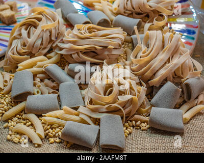 Traditionelle italienische hausgemachte Pasta: Egg fetuccine und Paccheri mit Vollkornmehl Stockfoto