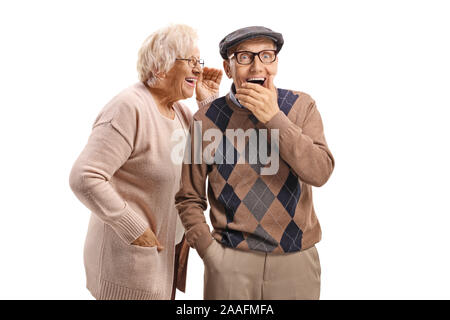 Ältere Frau Flüstern zu einem alten Mann auf weißem Hintergrund Stockfoto