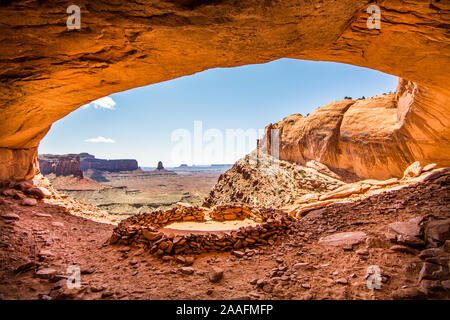 Alkoven oder Höhle in den Sandstein des Canyonlands National Park in Utah. Im Inneren befindet sich eine falsche Kiva, oder Ring der Felsen, sieht ähnlich aus wie die Basis einer kiv Stockfoto