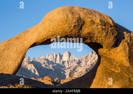 Blick auf den Mount Whitney Gipfel im Sonnenaufgang morgen Licht aus dem Whitney Portal Road in der Nähe von Bishop, Kalifornien Stockfoto