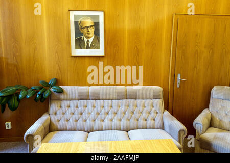 Stasi Museum Memorial, ein ehemaliges Stasi-Untersuchungsgefängnis in Dresden, Innenansicht eines Stasi-Büroraumes Honecker Sachsen Ostdeutschland Kommunismus Stockfoto