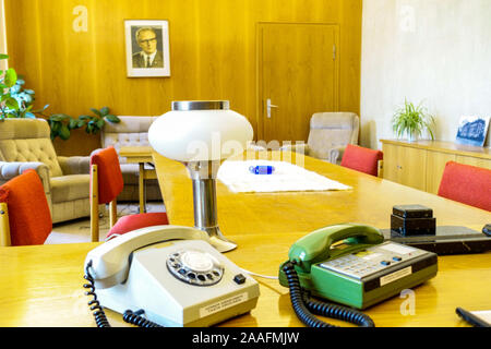 Stasi Museum Memorial, ein ehemaliges Stasi-Untersuchungsgefängnis in Dresden, Stasi-Büroraum Erich Honecker an der Mauer Sachsen Ostdeutschland Kommunismus Stockfoto