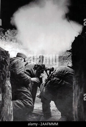 Deutsche Soldaten feuern nachts einen Mörser auf die Ostfront 1945. 2. Weltkrieg s/w Foto aus deutscher Presse 1945 Stockfoto