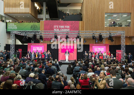 Birmingham, Großbritannien. Nov, 2019 21. Britische Labour Party leader Jeremy Corbyn (C) macht eine Rede während der Einführung von Wahlprogramm der Partei in Birmingham, Großbritannien, an November 21, 2019. Das Vereinigte Königreich (UK) oppositionellen Labour Party startete sein Wahlprogramm am Donnerstag, die verspricht, dafür zu sorgen, dass Besserverdienende mehr Steuern zahlen und eine neue zweite Häuser Steuer einführen. Credit: Ray Tang/Xinhua/Alamy leben Nachrichten Stockfoto