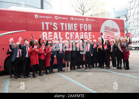 Birmingham, Großbritannien. Nov, 2019 21. Britische Labour Party leader Jeremy Corbyn Posen für Fotos, die während der Einführung von Wahlprogramm der Partei in Birmingham, Großbritannien, an November 21, 2019. Das Vereinigte Königreich (UK) oppositionellen Labour Party startete sein Wahlprogramm am Donnerstag, die verspricht, dafür zu sorgen, dass Besserverdienende mehr Steuern zahlen und eine neue zweite Häuser Steuer einführen. Credit: Ray Tang/Xinhua/Alamy leben Nachrichten Stockfoto