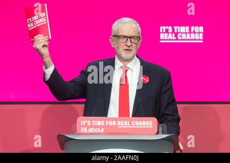 Birmingham, Großbritannien. Nov, 2019 21. Britische Labour Party leader Jeremy Corbyn hält eine Kopie der Wahlprogramm der Partei während ihrer Einführung in Birmingham, Großbritannien, an November 21, 2019. Das Vereinigte Königreich (UK) oppositionellen Labour Party startete sein Wahlprogramm am Donnerstag, die verspricht, dafür zu sorgen, dass Besserverdienende mehr Steuern zahlen und eine neue zweite Häuser Steuer einführen. Credit: Ray Tang/Xinhua/Alamy leben Nachrichten Stockfoto