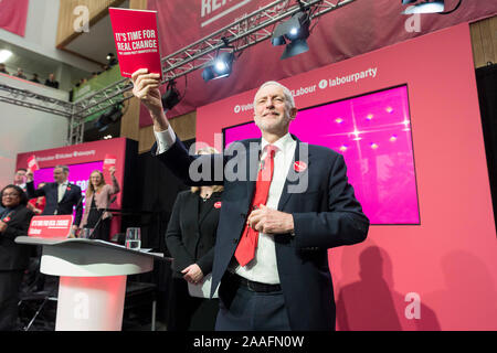 Birmingham, Großbritannien. Nov, 2019 21. Britische Labour Party leader Jeremy Corbyn (Vorne) hält eine Kopie der Wahlprogramm der Partei während ihrer Einführung in Birmingham, Großbritannien, an November 21, 2019. Das Vereinigte Königreich (UK) oppositionellen Labour Party startete sein Wahlprogramm am Donnerstag, die verspricht, dafür zu sorgen, dass Besserverdienende mehr Steuern zahlen und eine neue zweite Häuser Steuer einführen. Credit: Ray Tang/Xinhua/Alamy leben Nachrichten Stockfoto