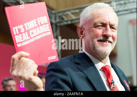 Birmingham, Großbritannien. Nov, 2019 21. Britische Labour Party leader Jeremy Corbyn hält eine Kopie der Wahlprogramm der Partei während ihrer Einführung in Birmingham, Großbritannien, an November 21, 2019. Das Vereinigte Königreich (UK) oppositionellen Labour Party startete sein Wahlprogramm am Donnerstag, die verspricht, dafür zu sorgen, dass Besserverdienende mehr Steuern zahlen und eine neue zweite Häuser Steuer einführen. Credit: Ray Tang/Xinhua/Alamy leben Nachrichten Stockfoto