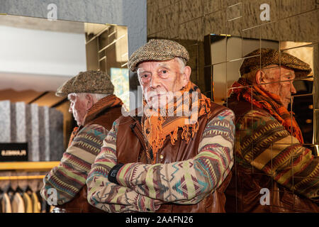 London, Großbritannien. Nov, 2019 21. David Bailey fotografiert auf einer Veranstaltung seine Arbeit auf einem riesigen elektrische Anzeigentafel in der Oxford Street als Teil eines Kunstprojekts zu fördern. Foto: JEFF GILBERT 21 November 2019 Credit: Jeff Gilbert/Alamy leben Nachrichten Stockfoto