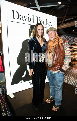 London, Großbritannien. Nov, 2019 21. David Bailey fotografiert mit Frau Catherine Dyer an einem Fall seine Arbeit auf einem riesigen elektrische Anzeigentafel in der Oxford Street als Teil eines Kunstprojekts zu fördern. Foto: JEFF GILBERT 21 November 2019 Credit: Jeff Gilbert/Alamy leben Nachrichten Stockfoto