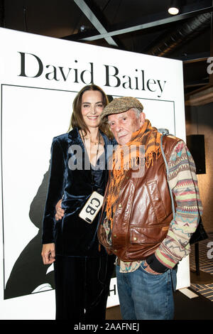 London, Großbritannien. Nov, 2019 21. David Bailey fotografiert mit Frau Catherine Dyer an einem Fall seine Arbeit auf einem riesigen elektrische Anzeigentafel in der Oxford Street als Teil eines Kunstprojekts zu fördern. Foto: JEFF GILBERT 21 November 2019 Credit: Jeff Gilbert/Alamy leben Nachrichten Stockfoto