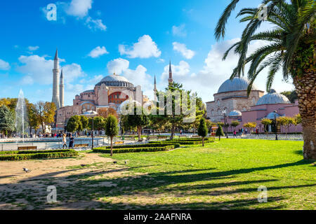 Sultanahmet-Platz und die Moschee des Hagia Sophia-Museums in Istanbul, Türkei. Stockfoto