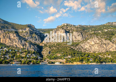 Blick von einem Boot auf See der mittelalterlichen Dorf Eze an der Französischen Riviera im Süden von Frankreich. Stockfoto